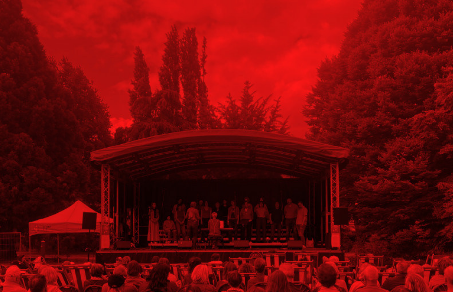 Chorale sur scène en plein air devant le public lors du festival Chœurs au cœur de l'Abbaye de Forest